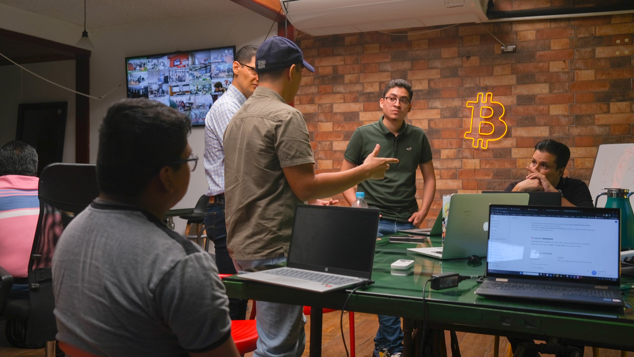 Jóvenes salvadoreños brillan en la competencia global de robótica e inteligencia artificial jovenes-salvadorenos-brillan-en-la-competencia-global-de-robotica-e-inteligencia-artificial
